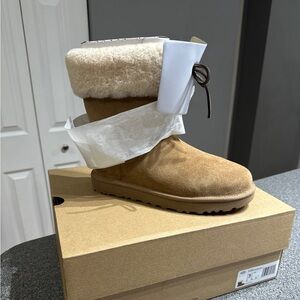 NEW- UGG Sarissa Shearling Short -Size 7 - OBO
